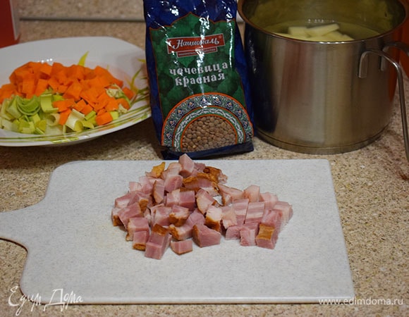 Копченую грудинку нарезать кубиком.