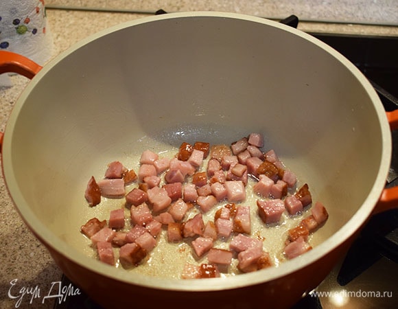Грудинку обжарить в кастрюле. При необходимости добавить 1 ст. л. растительного масла, если с грудинки вытопилось мало жира.