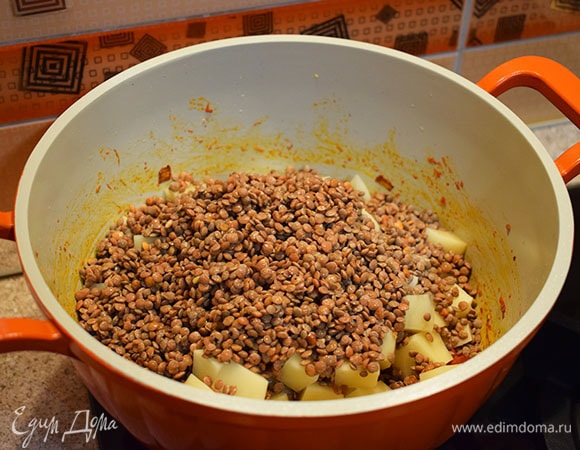 Затем добавить в кастрюлю картофель и красную чечевицу ТМ «Националь».