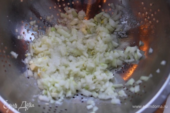 Лук мелко нарезать, густо посыпать солью, перетереть руками и оставить на 10–15 минут. Затем как следует промыть холодной водой (это уберет горечь из лука), выложить поверх картофеля, смазать майонезом.