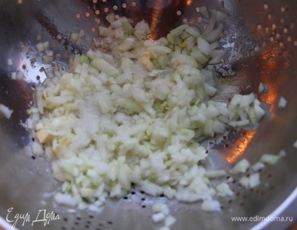 Лук мелко нарезать, густо посыпать солью, перетереть руками и оставить на 10–15 минут. Затем как следует промыть холодной водой (это уберет горечь из лука), выложить поверх картофеля, смазать майонезом.