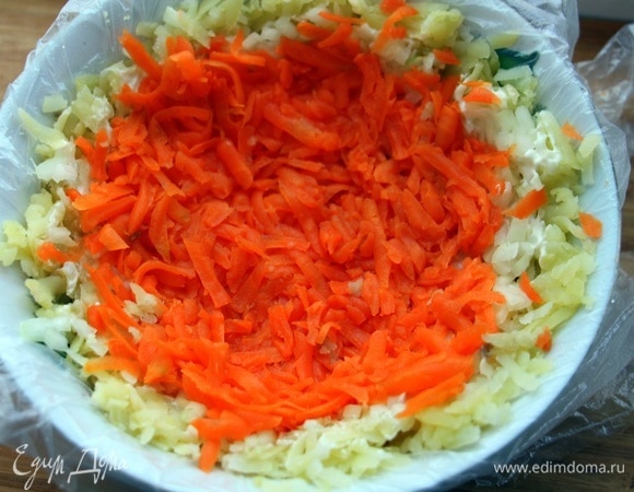 Далее натираем вареную морковь, смазываем майонезом.