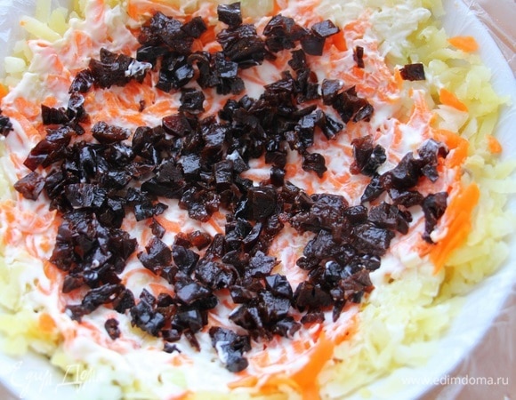 Посыпаем мелконарезанным черносливом.