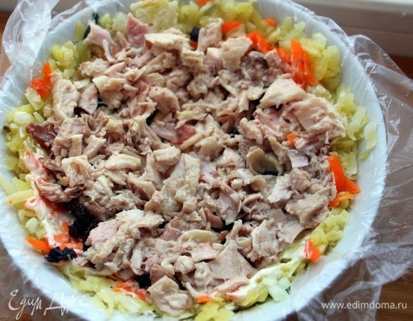 Отварную грудку мелко нарезать, выложить на чернослив, смазать майонезом.