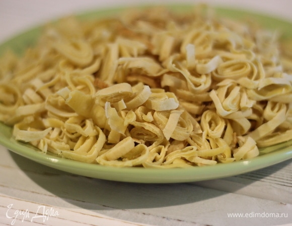 Приготовить блины. Для этого понадобится 3 яйца и стакан муки. Тщательно перемешать до однородной консистенции. Испечь блины на сковороде без масла с обеих сторон. Горячими свернуть в рулеты, нарезать.