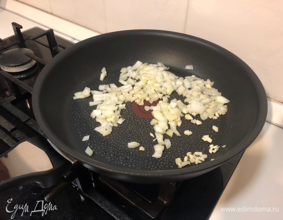 Разогреваем оливковое масло на сковороде, измельчаем лук и чеснок и обжариваем до прозрачного состояния.
