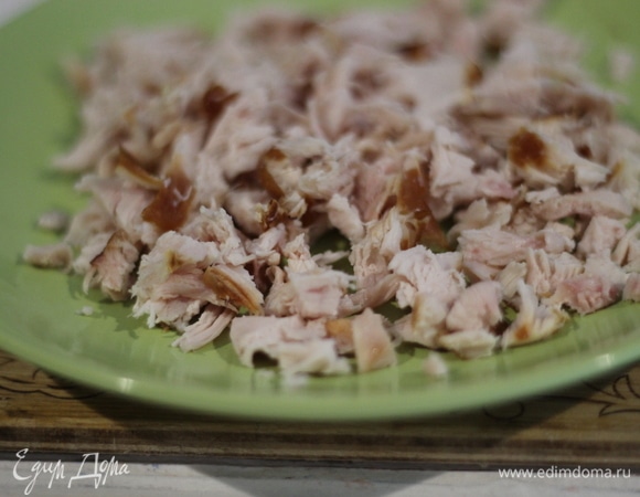 Далее нарезаем копченую курицу.