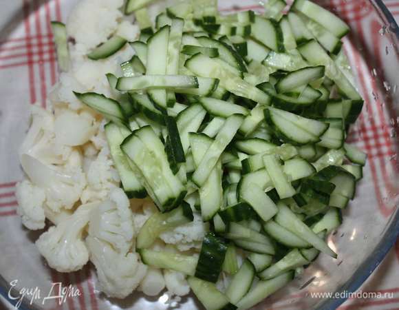 Добавить нарезанные огурцы.