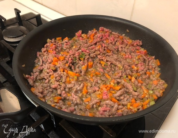 Увеличиваем огонь и добавляем к овощам фарш, солим и перчим, перемешиваем и готовим минут 10.