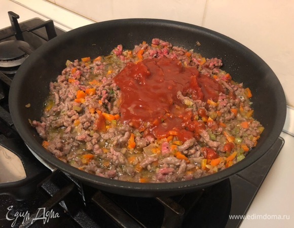После добавляем томатный соус, перемешиваем и оставляем тушиться еще 15–20 минут.