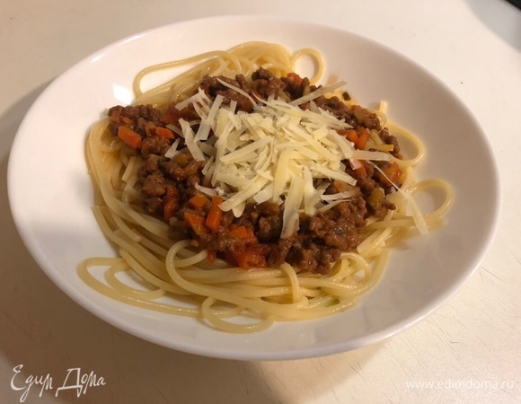 Перед подачей отвариваем спагетти и подаем их с соусом и пармезаном.