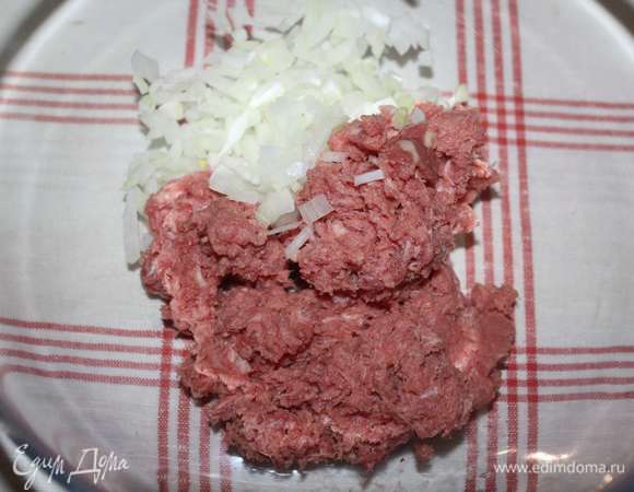 К мясному фаршу добавим мелконарезанный лук.