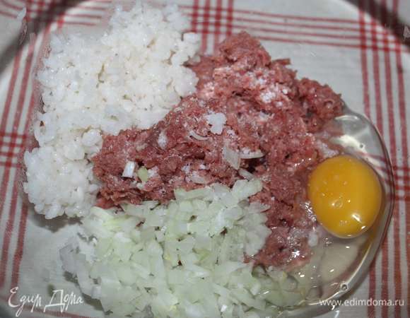 Далее добавить яйца и соль.