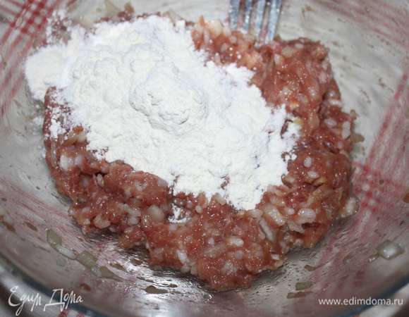 Затем добавить 1 ст. л. муки.