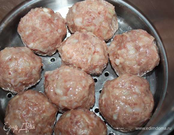 Сформировать тефтели. Выложить в сотейник (или в пароварку).