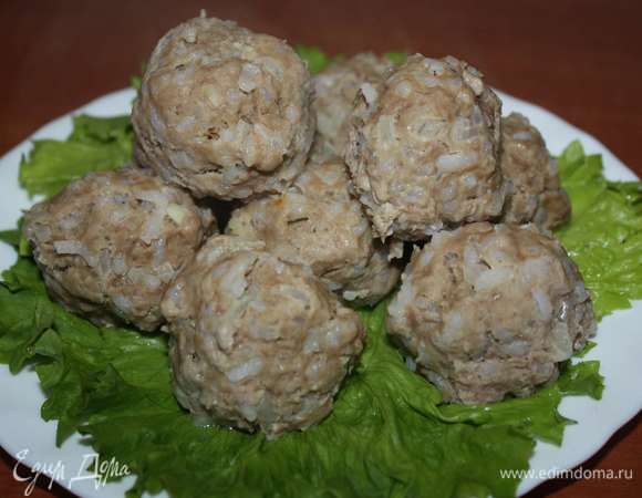 Готовые тефтели можно подавать с гарниром и подливкой.