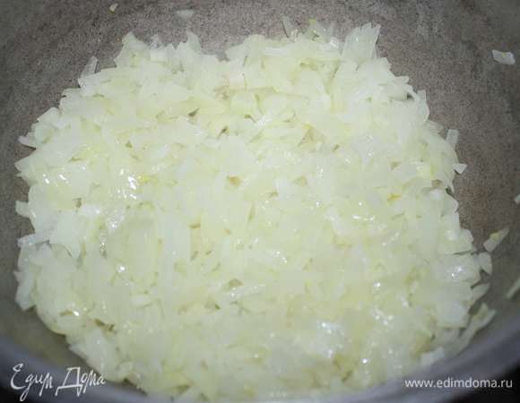 Лук мелко нарезать, пассеровать минут 7.