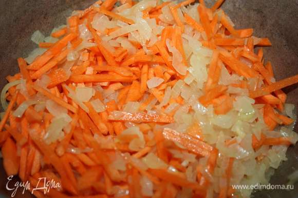 Далее добавить морковь (нарезать соломкой), тушить с луком минут 13.