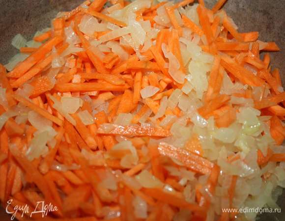 Далее добавить морковь (нарезать соломкой), тушить с луком минут 13.