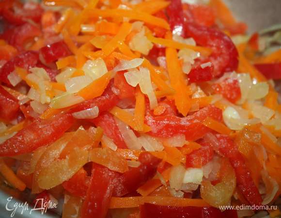 Затем добавить сладкий красный перец. У меня в замороженном виде, нарезан был соломкой. Тушим 5 минут.