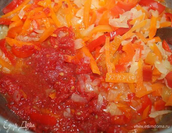 Далее добавим перекрученные томаты (у меня в замороженном виде). Тушим 5 минут.