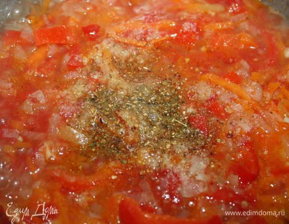 Далее добавляем воду, соль, сахар, специи. Тушим еще 7 минут.