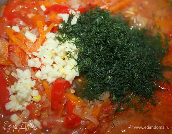 В конце добавим мелкорубленый укроп (в моем варианте укроп в замороженном виде) и чеснок.