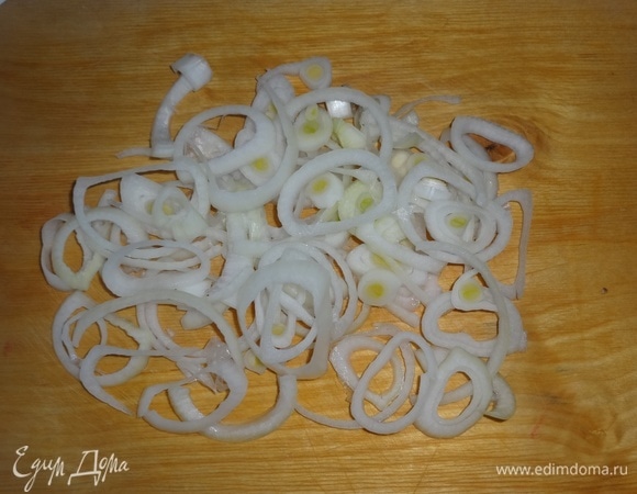 Лук почистить, нарезать кольцами.