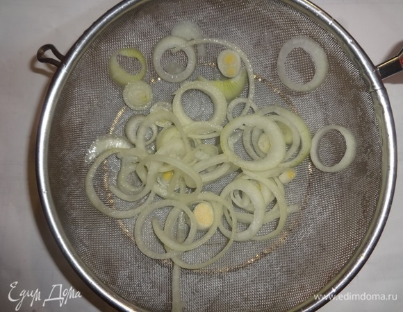Положить лук в дуршлаг и обдать сначала кипятком, а потом — холодной водой. Дать воде стечь.