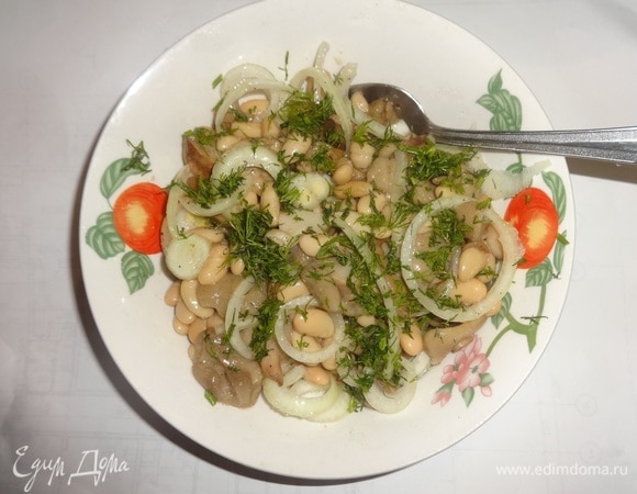 В миске соединить фасоль, грибы и лук. Немного поперчить, заправить ароматным подсолнечным маслом, перемешать. Посыпать салат укропом. Можно подать салат в одной большой вазе.
