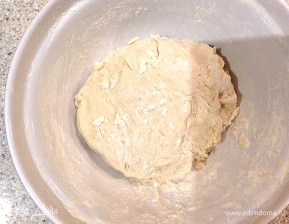 Замешиваю тесто: кефир и яйцо хорошо взбиваю, добавляю сахар, соль, соду (не гашу), оливковое масло. Хорошо перемешиваю, муку добавляю понемногу. Тесто очень мягкое, слегка может приставать к рукам. Накрываю его полотенцем на 5–10 минут.