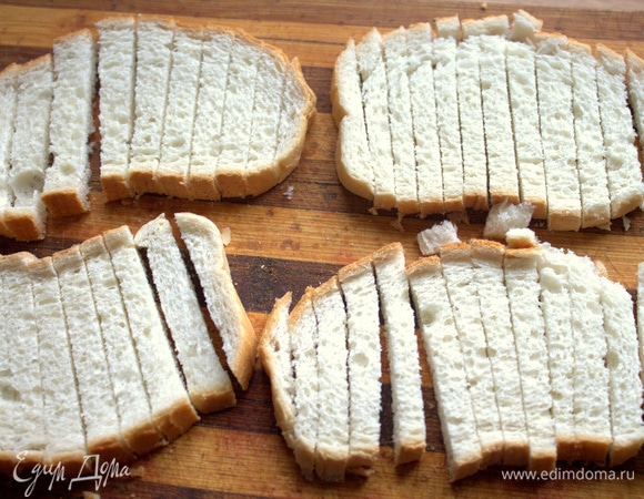 Батон нарезать полосками.