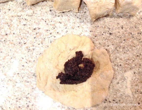 В одну часть кладу маковую массу. Она бывает с различными добавками, у меня мак и ромовый изюм с орехами и цукатами.