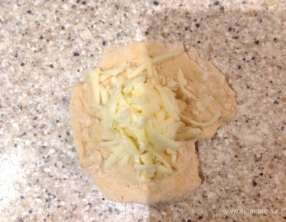 В другую часть — смесь из сыров, которые предварительно нужно натереть на терке.