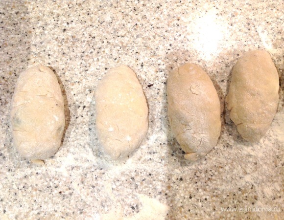 Защипываю края. Можно сделать их очень ровными и правильными, но я люблю в «деревенском стиле» — так готовят во Франции.