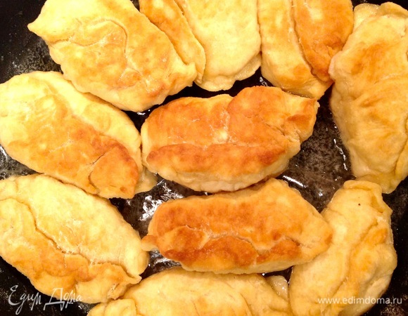 Ставлю сковородку на плиту, нагреваю, наливаю оливковое масло. Жарю с обеих сторон по 2–3 минуты (крышкой не накрывать). По желанию можно выпекать в духовке на пергаменте при 180°C 10–15 минут. Но мне нравится жарить.