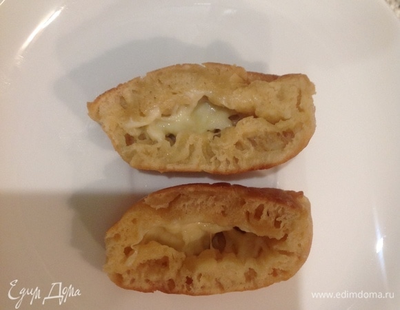 Пирожки с сыром в разрезе.