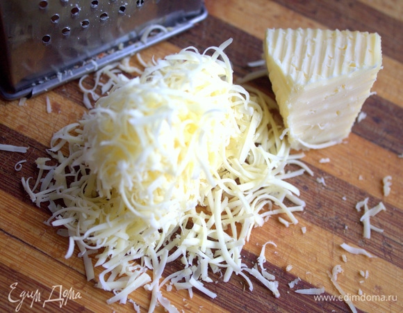 Натереть мелко сыр.