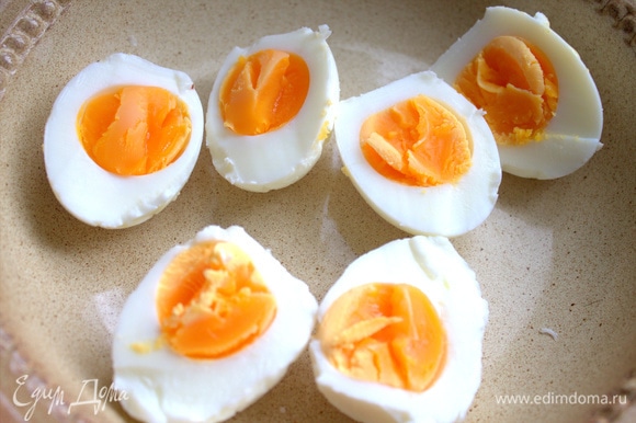 Яйца среднего размера отварить 4 минуты после закипания воды.