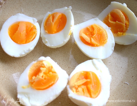 Яйца среднего размера отварить 4 минуты после закипания воды.