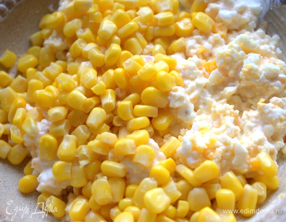 Добавить кукурузу.