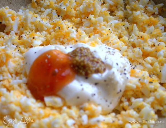 Добавить майонез, горчицу и сладкий соус чили. Поперчить, посолить.