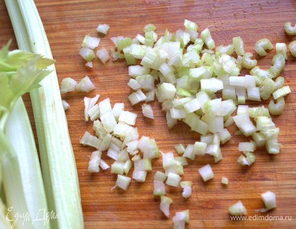 Сельдерей для сочности нарезать мелко.