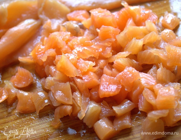 Лосось (в оригинале — креветки) нарезать.