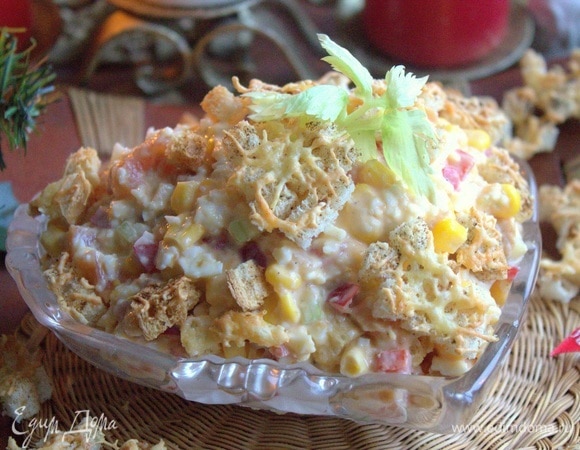 Салат переложить в красивую посуду и украсить сухариками.