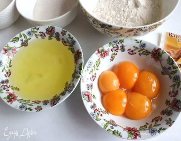 Аккуратно отделить желтки от белков.