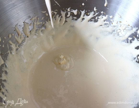 Желтки взбить в пену на максимальной скорости 1 минуту. Продолжая взбивать, всыпать сахар (100 г) и ванильный сахар, взбивать еще 2–3 минуты.