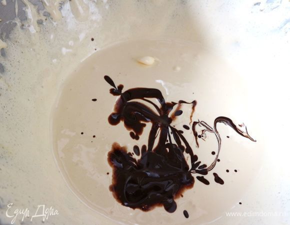 Добавить растопленный шоколад и перемешать с помощью комбайна или миксера до образования кремовой массы.