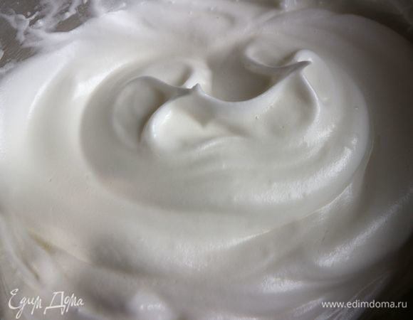 Белки взбить с сахаром (50 г) до густой консистенции (мягкие пики).