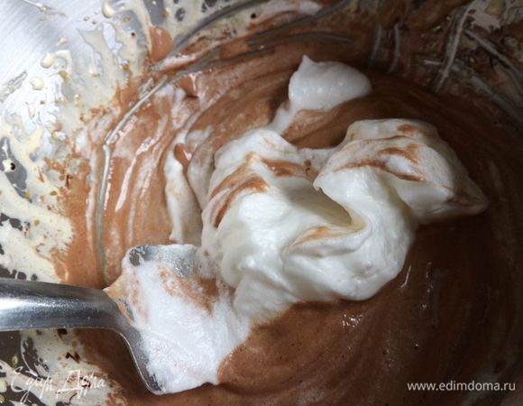 Долго не перемешивать, чтобы сохранилась воздушная текстура.